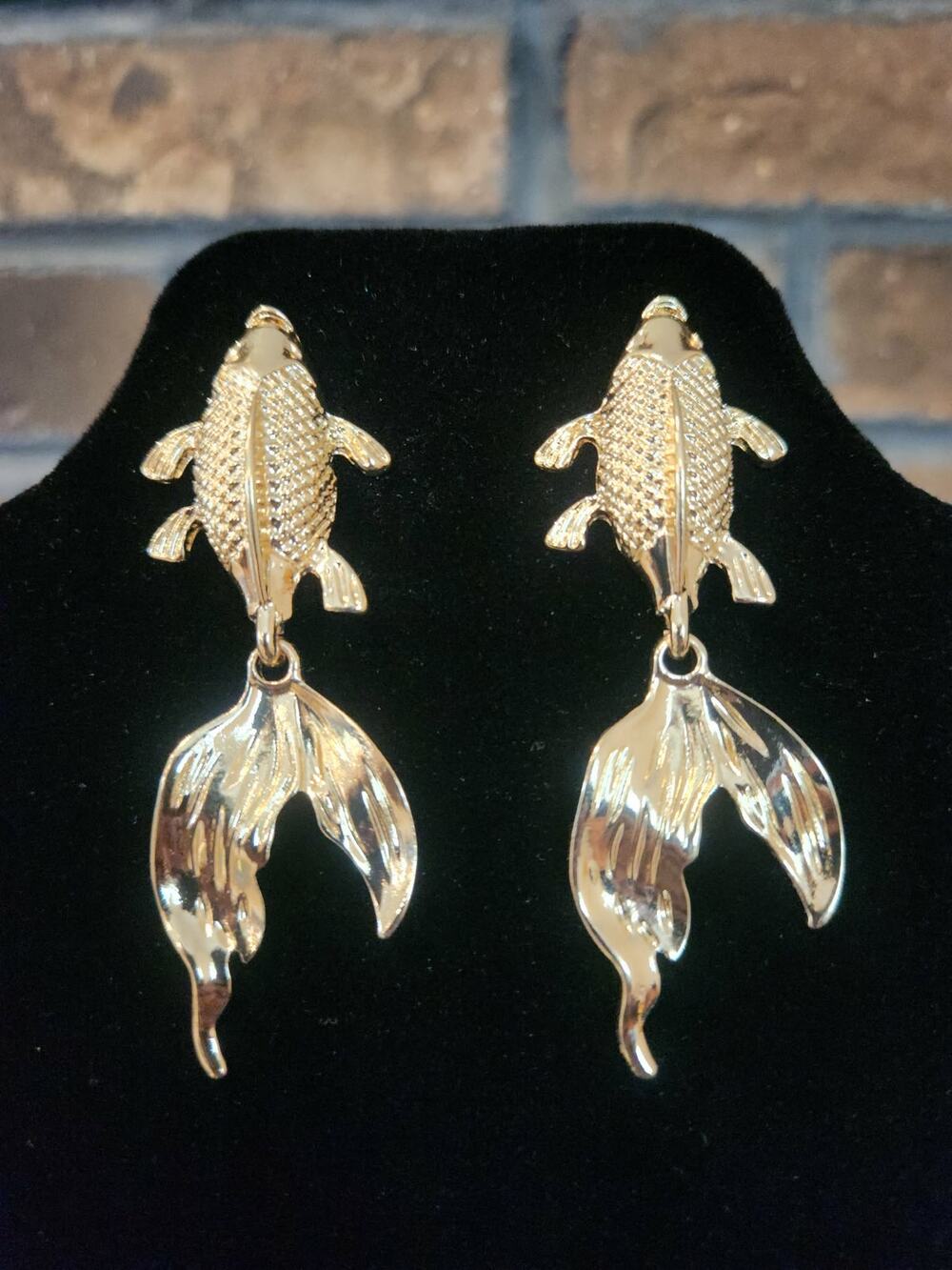 Gold Tone Koi Fish Dangle Stud Earrings Textured Bodies & Movable tails